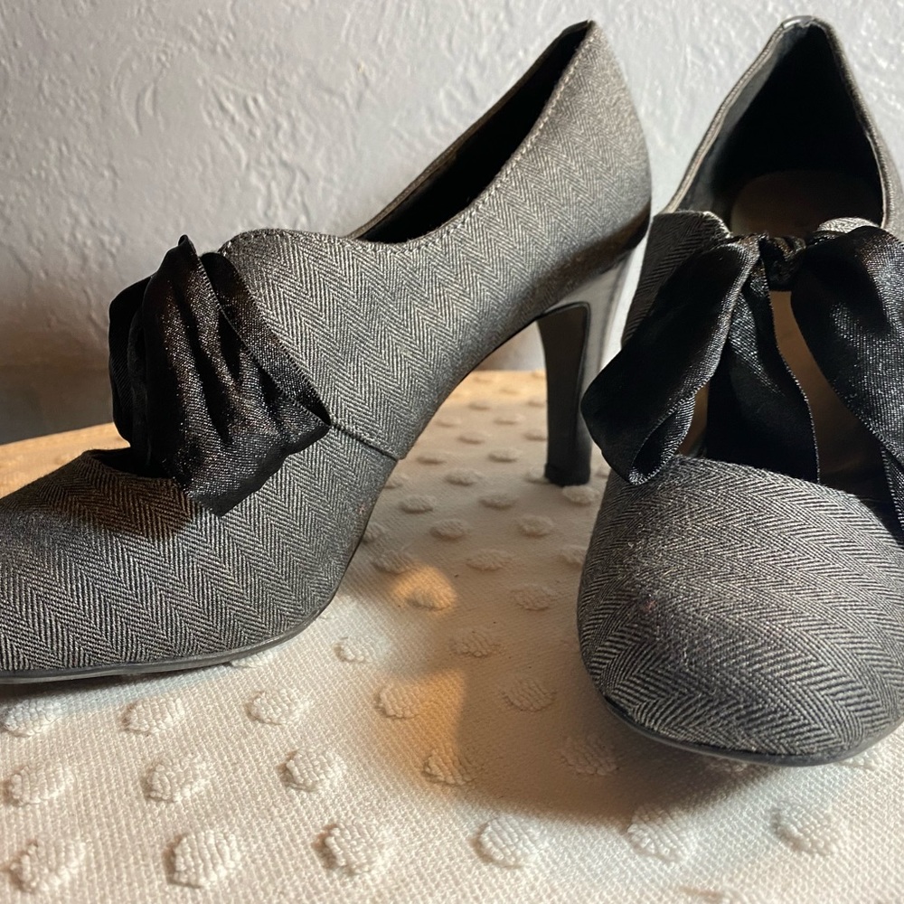 Ann Marino grey Herringbone Pumps with Black Satin Bow Accent - Picture 15 of 16